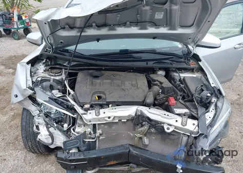 2018 Toyota Corolla Le z USA, uszkodzony, nr VIN 5YFBURHE2JP841858